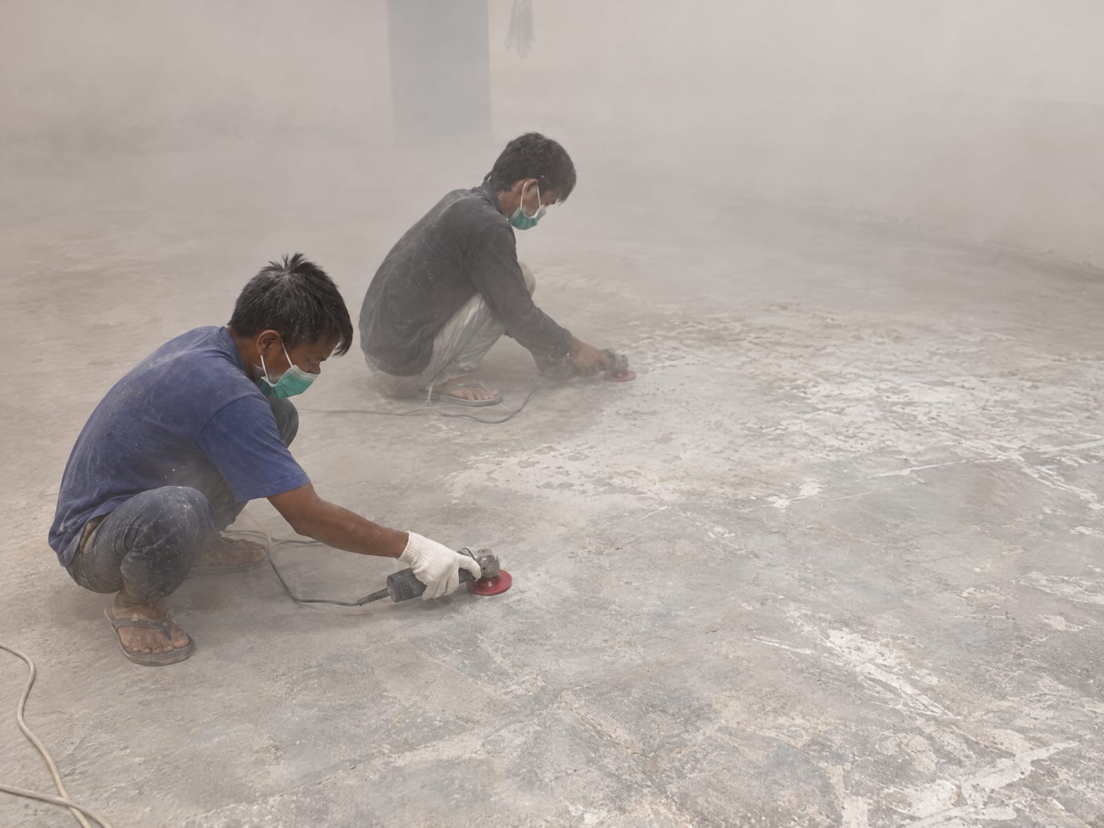 Grinding lantai beton untuk persiapan epoxy lantai gudang konveksi di Bogor Jawa Barat