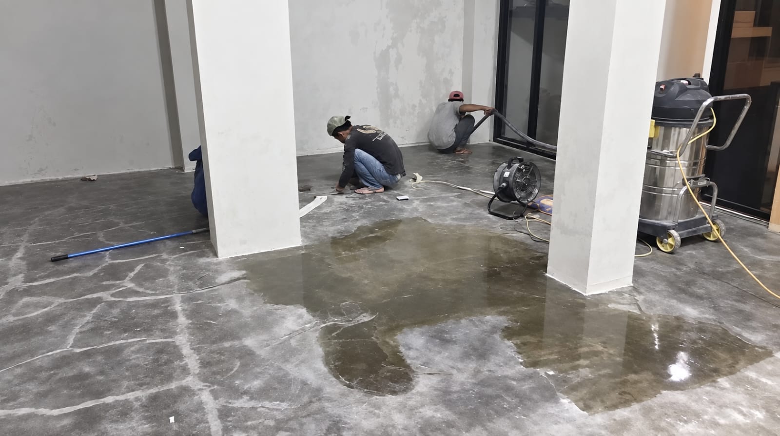 Perbaikan retak beton sebelum aplikasi epoxy lantai di gudang konveksi Bogor