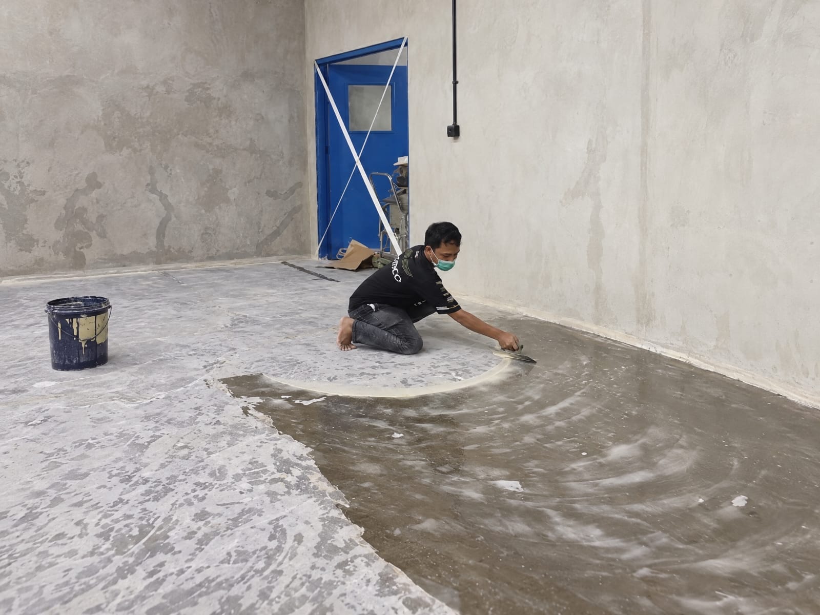 Proses aplikasi epoxy berlapis pada lantai beton gudang konveksi di Bogor