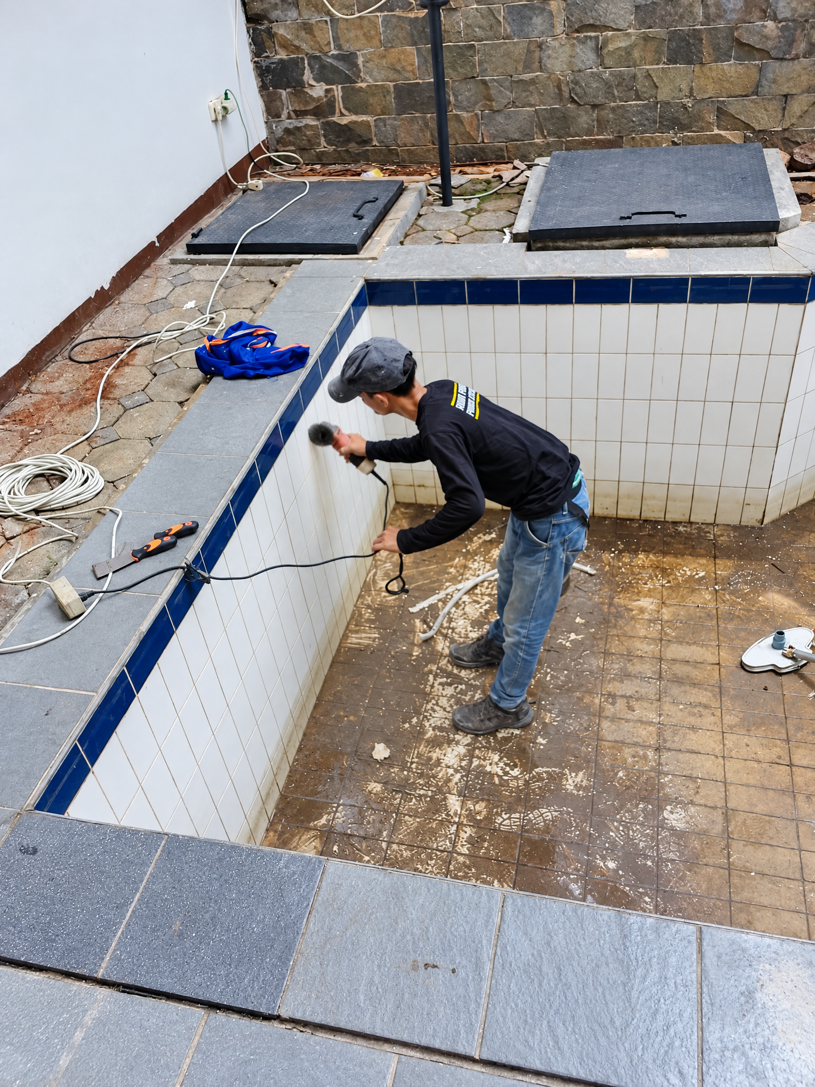 Perbaikan kolam renang dengan sistem grouting nat di Rempoa