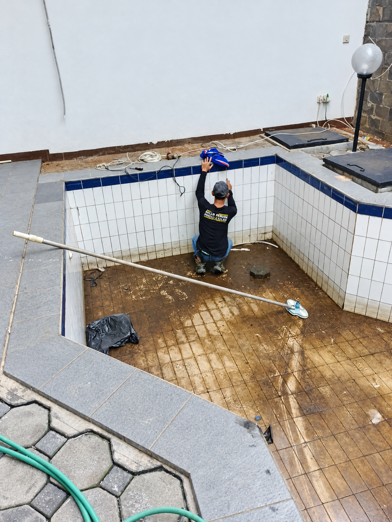 Proses grouting nat pada kolam renang di Rempoa
