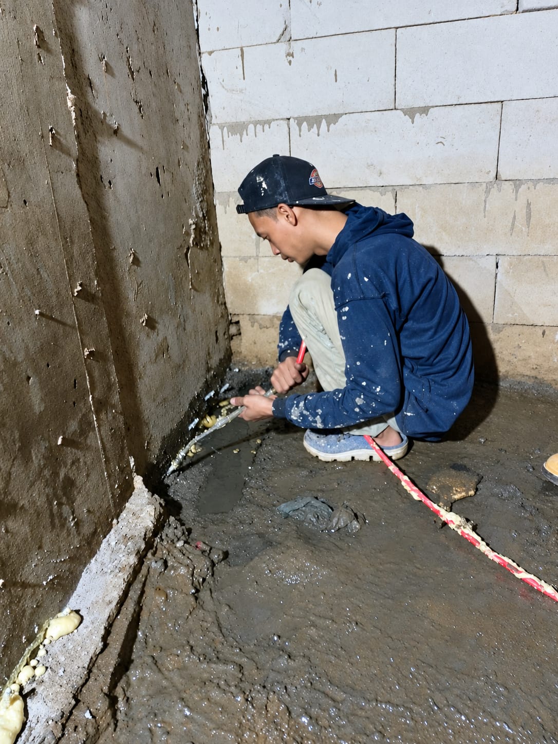 Pekerjaan injeksi beton pada sambungan lantai basement rumah sakit di Makassar
