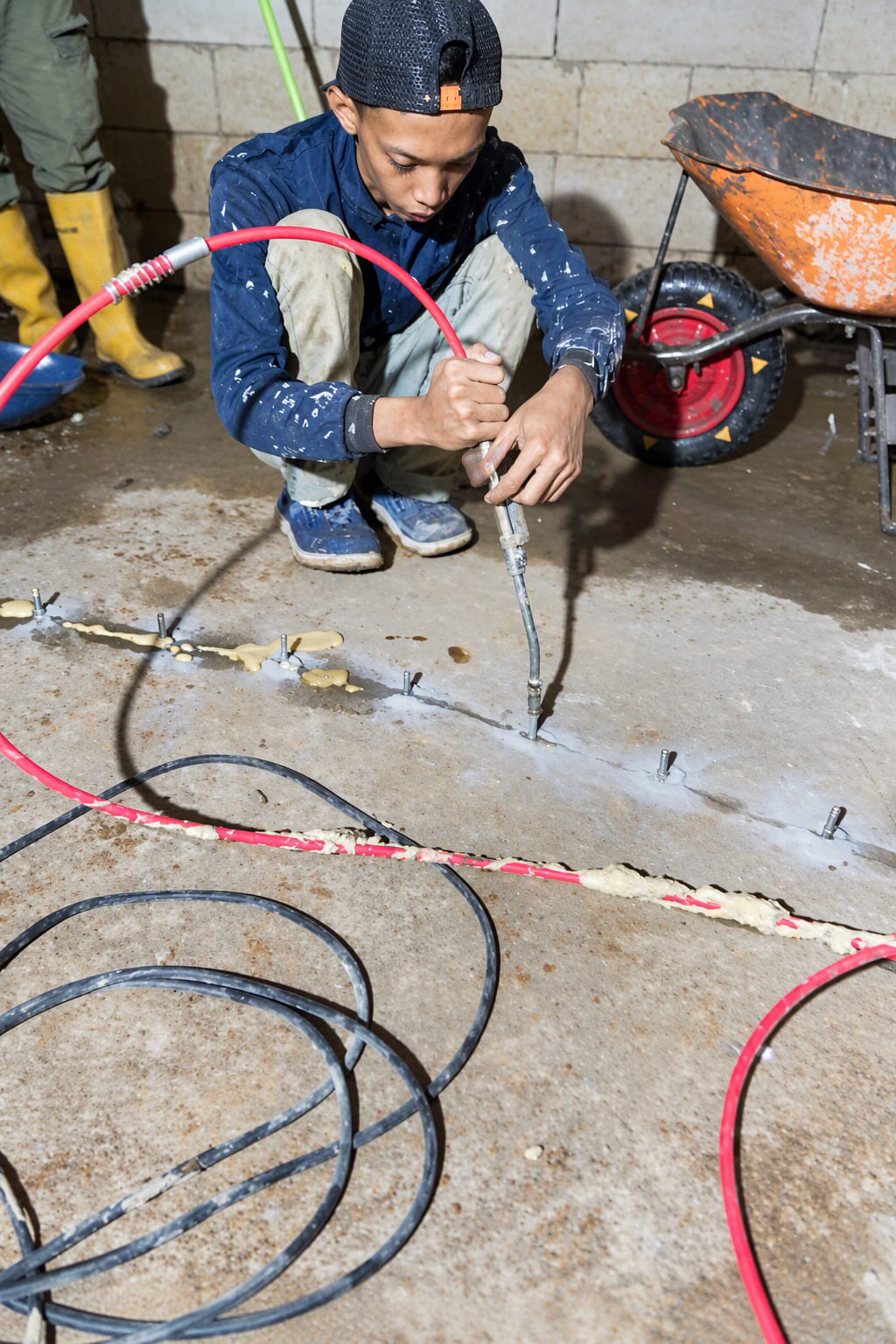 Proses injeksi beton untuk menangani kebocoran pada basement rumah sakit di Makassar