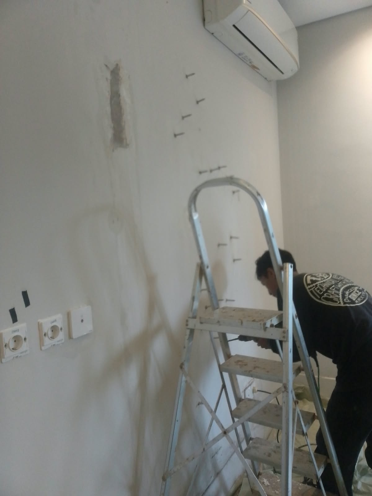 Proses injeksi polyurethane PU untuk penanganan kebocoran pada dinding kamar rumah pribadi