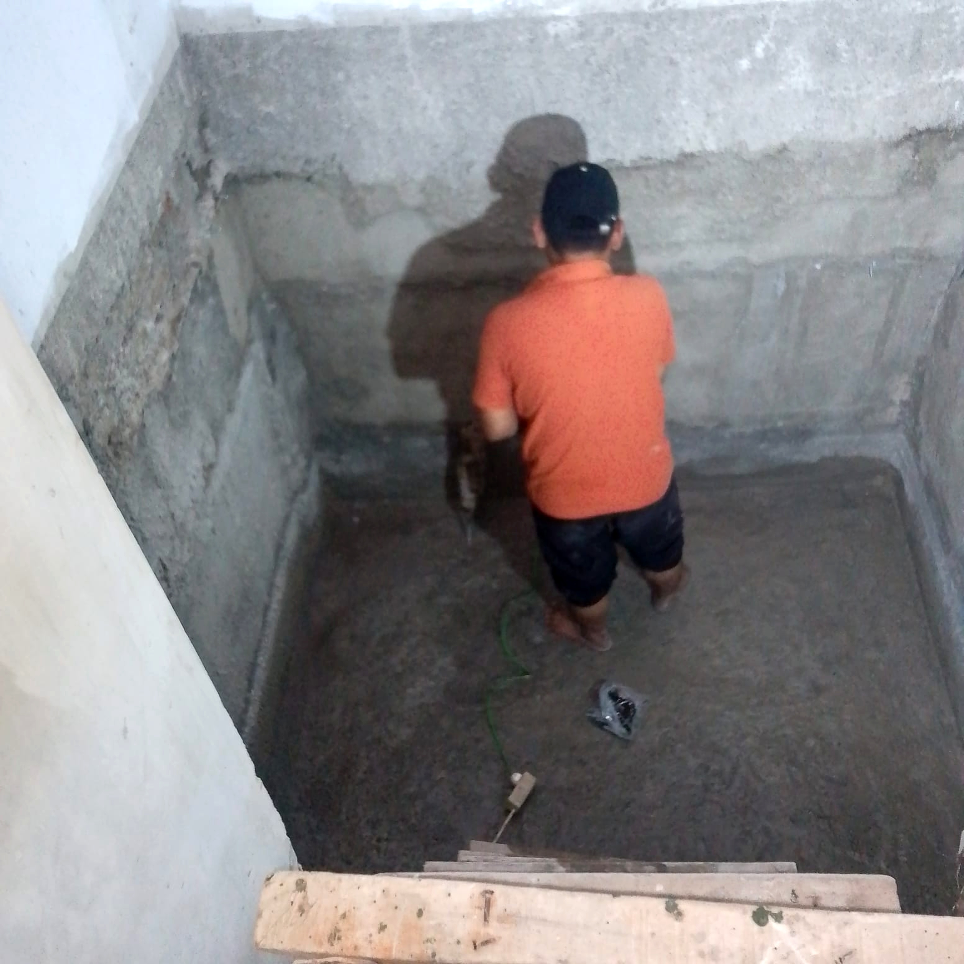 Injeksi beton PU pada pit lift rumah pribadi di Batu Nunggal Bandung Jawa Barat untuk mengatasi kebocoran dan rembesan air