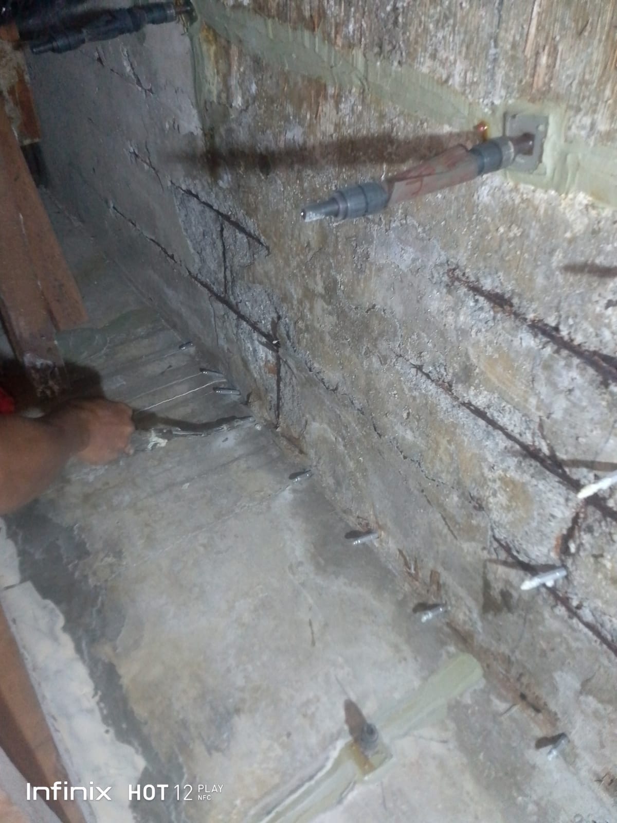 Proses injeksi polyurethane PU pada struktur beton pit lift rumah pribadi di Batu Nunggal Bandung