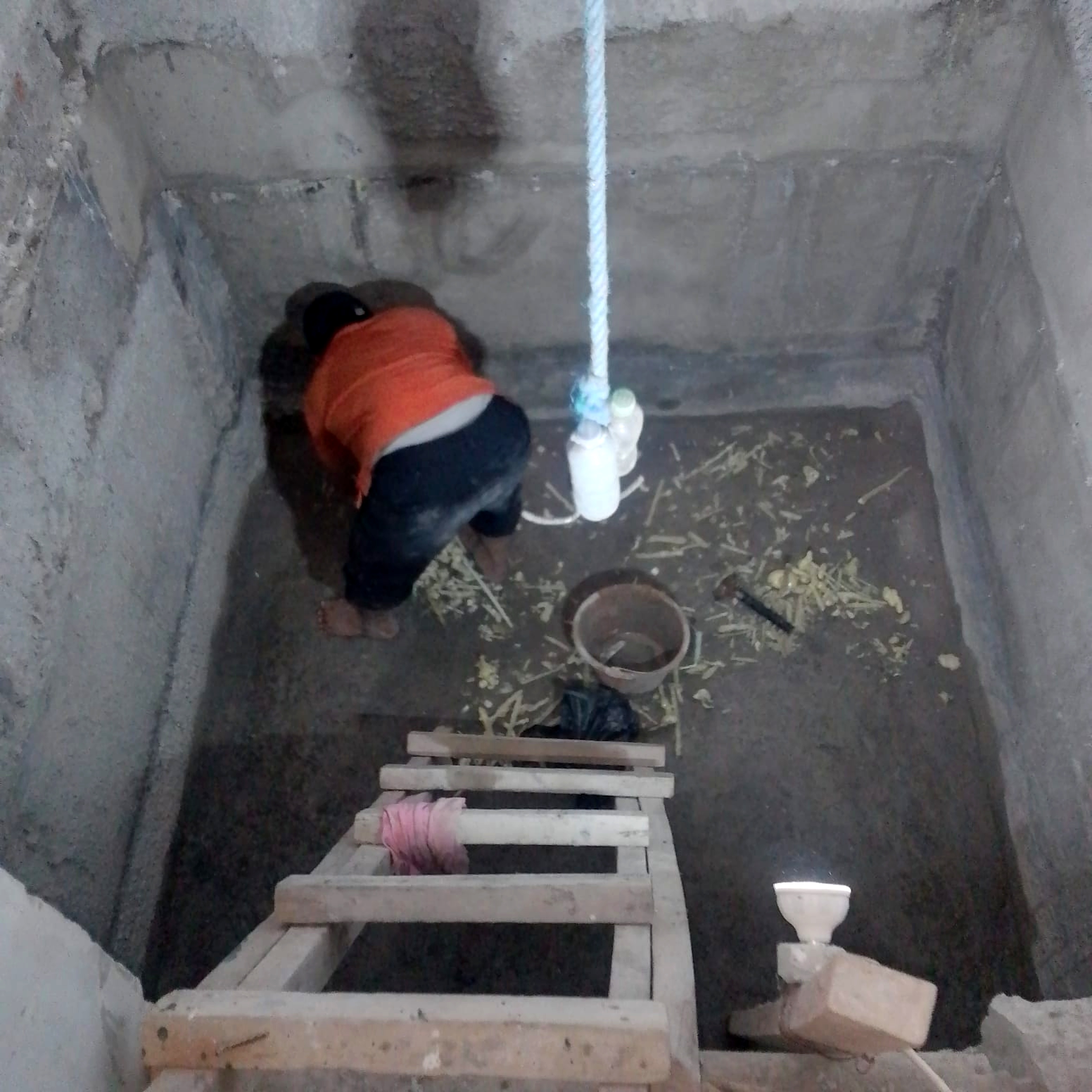 Pekerjaan waterproofing injeksi beton PU pada area pit lift rumah customer di Batu Nunggal Bandung