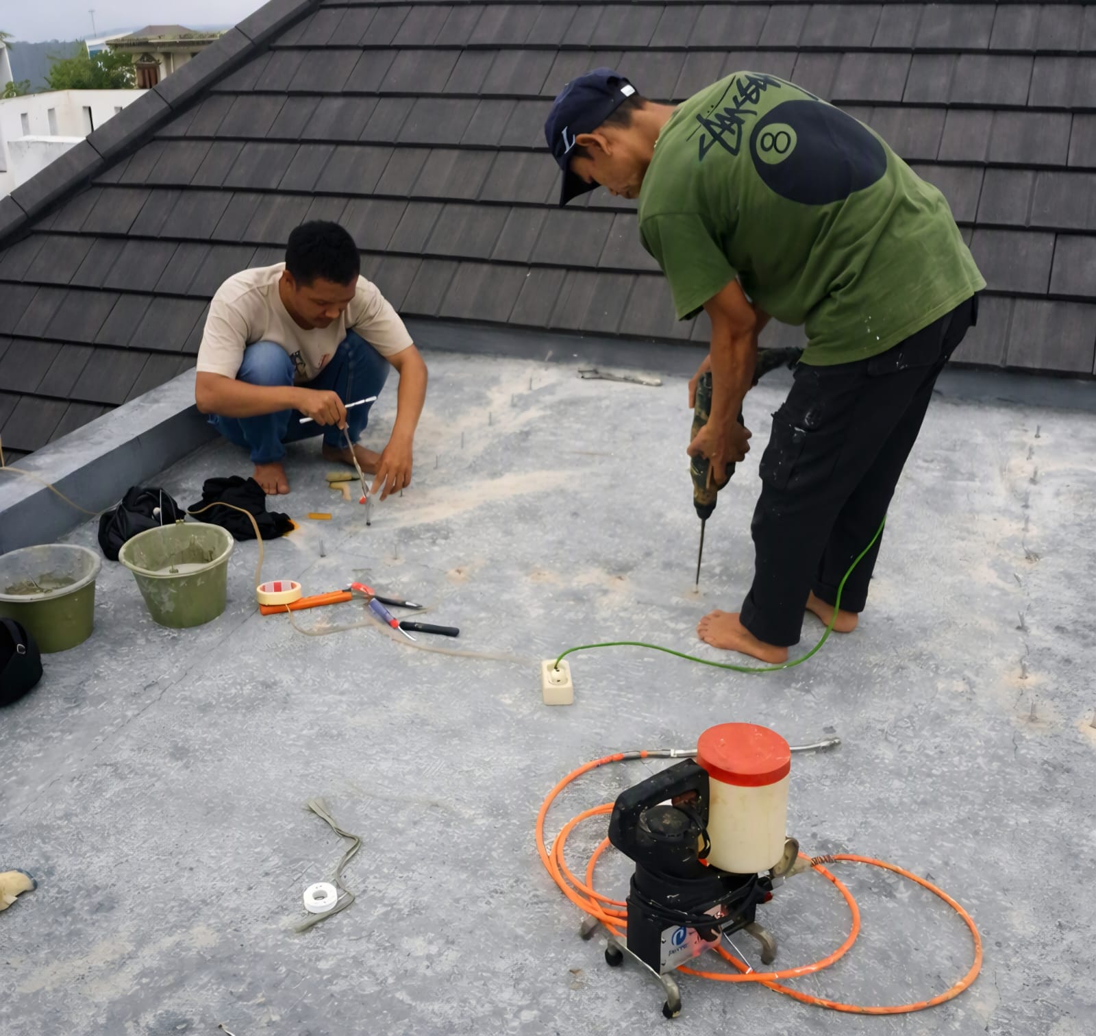 Dokumentasi pekerjaan injeksi polyurethane untuk penanganan kebocoran pada area rooftop di Kelapa Gading