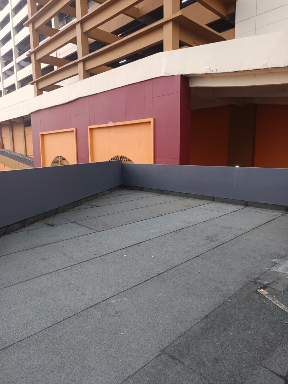 Proses pemasangan membran bakar Granule pada dak Gedung Pasar Tanah Abang Jakarta Pusat