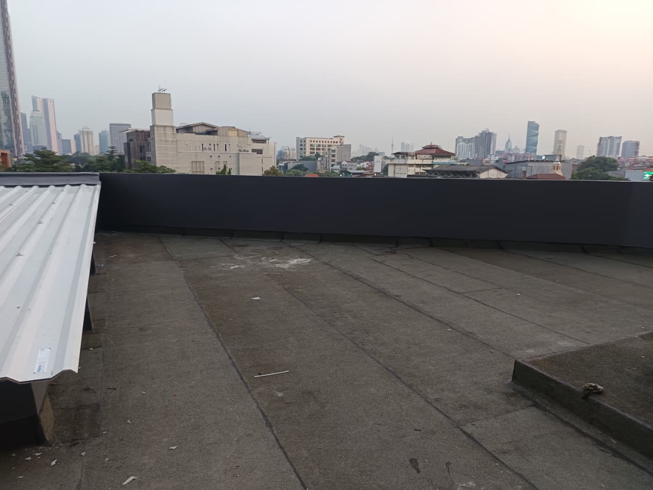Pekerjaan membran bakar Granule untuk waterproofing dak Gedung Pasar Tanah Abang