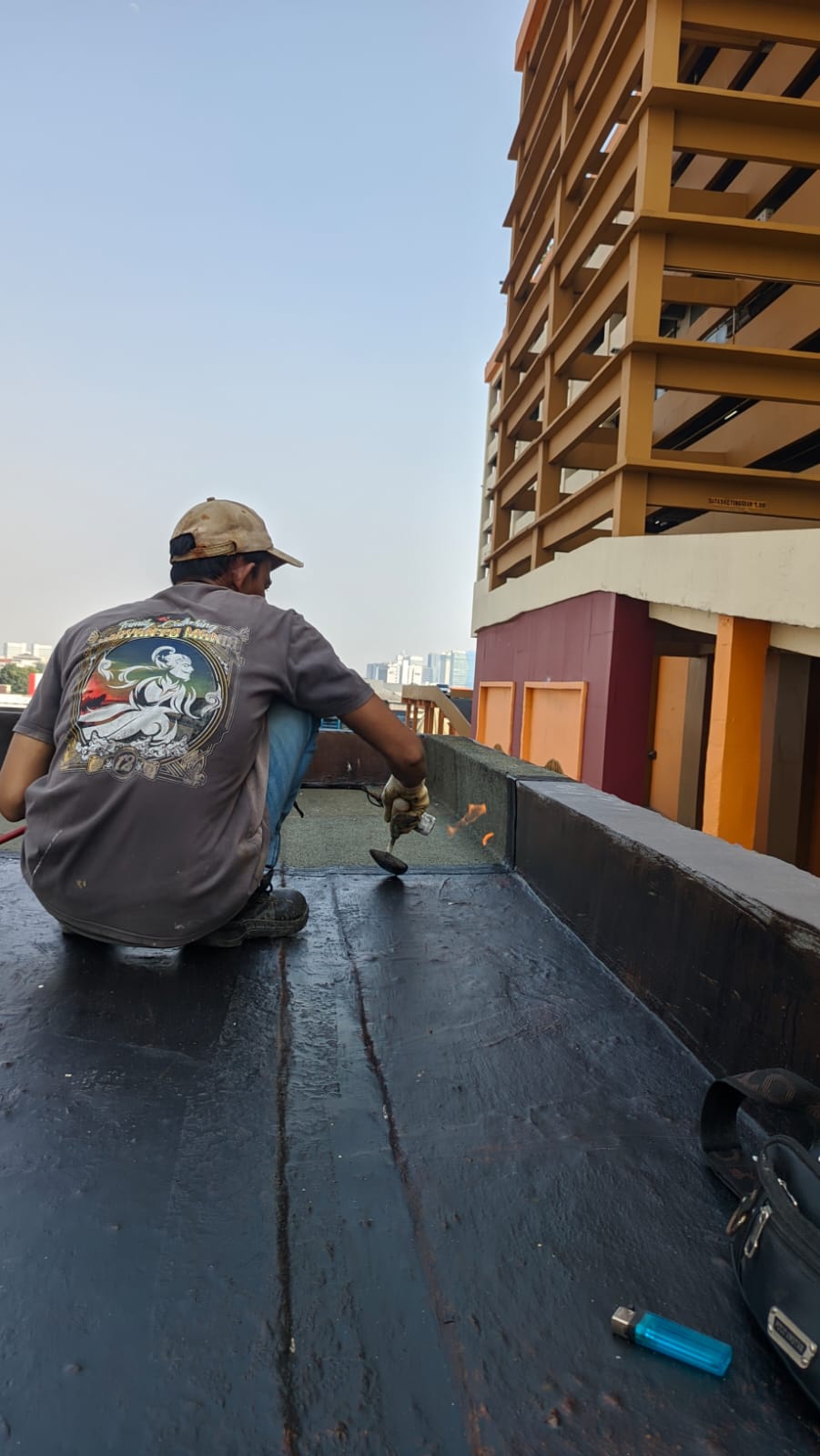 Pemasangan waterproofing membran bakar Granule pada area dak Gedung Pasar Tanah Abang