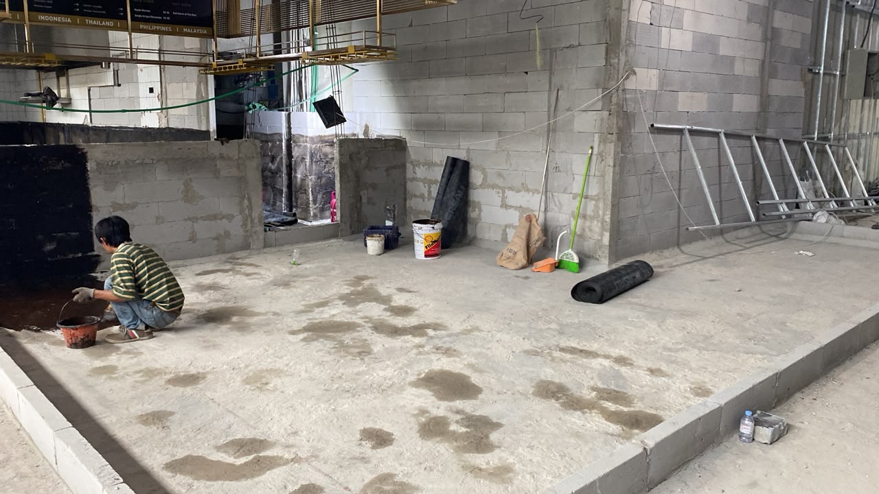 Pembersihan area dan aplikasi coating primer sebelum pemasangan membran bakar Sanded di Mall Bassura Jakarta Timur