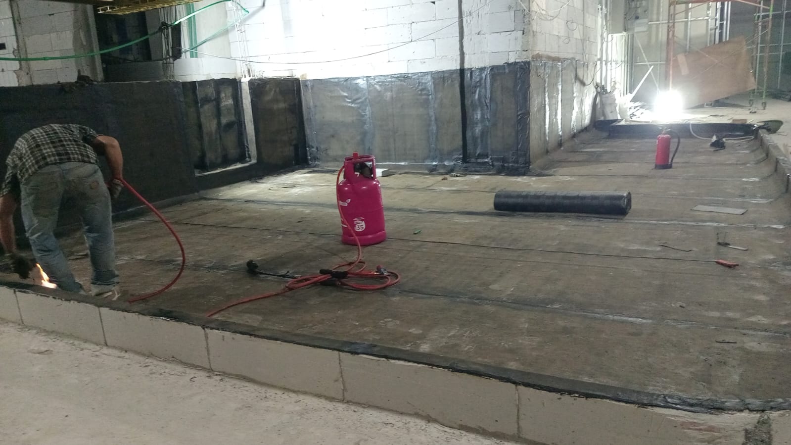Proses pembakaran dan pemasangan membran bakar Sanded untuk waterproofing di Mall Bassura Jakarta Timur
