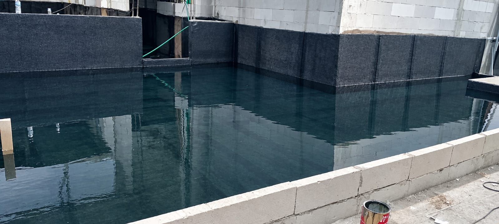 Hasil pekerjaan waterproofing membran bakar Sanded dengan pengujian rendam air di Mall Bassura Jakarta Timur